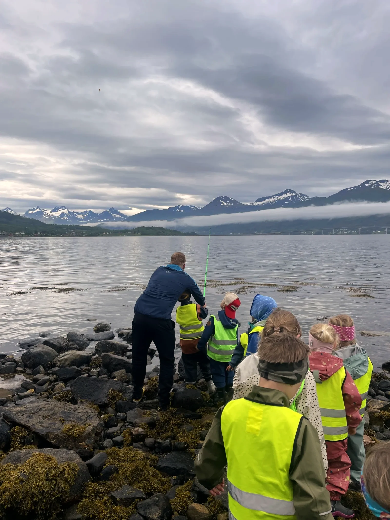 Born fiskar ved fjorden